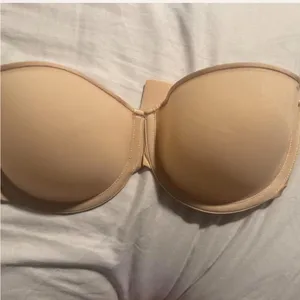 Skims Weightless Strapless Bra thumbnail 3