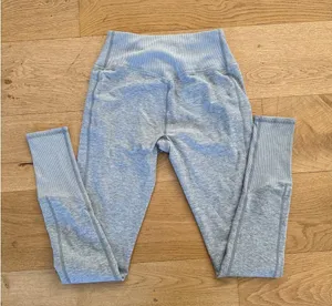 Alo Yoga - High Waist Lounge Leggings in Gray thumbnail 3