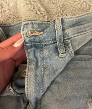 Lightwash Distressed Skinny Jeans thumbnail 5