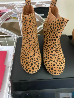 Tom’s ankle boots in suede thumbnail 2