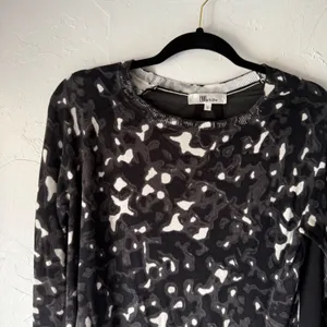 Lily Tribe Women's Small Abstract Print‎ Sheer Hem Long Sleeve Sweater Top thumbnail 2
