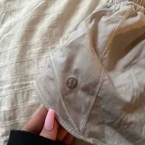 Lululemon Shorts Hotty Hot 2.5" White thumbnail 2
