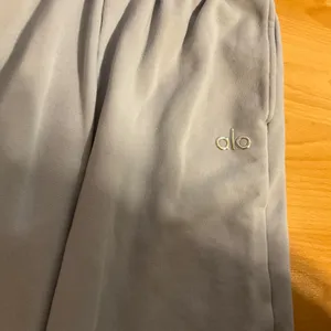 Alo Yoga Accolade Straight Leg Sweatpant Winter Frost XS thumbnail 5
