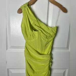 House of CB Green One Shoulder Valentina Lime Asymmetric Cut Out Midi Dress XS thumbnail 4