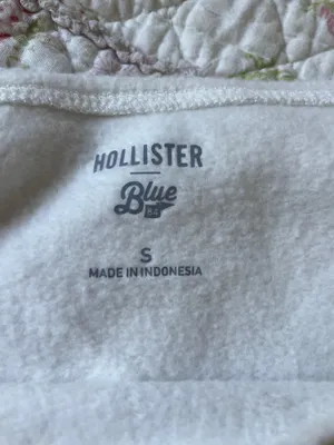 Off-The-Shoulder Hollister Sweatshirt thumbnail 4