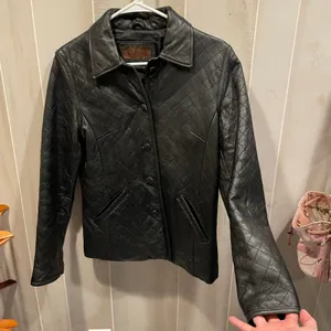 Cute vintage 90s black quilted leather broken in bomber jacket pockets festival thumbnail 10