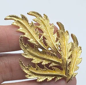 Unsigned Gold Leaf Brooch Pin thumbnail 2