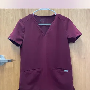 Figs Women's Casma Three-Pocket Scrub Top in Deep Burgundy.‎ XS-P thumbnail 3