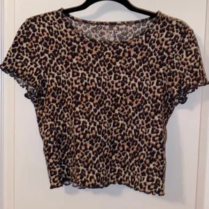 Cheetah Lettuce Hem Print Crop Top Short Sleeve thumbnail 1