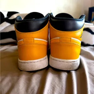 Nike Air Jordan 1 Mid 9.5 mens university gold lace up athletic shoes thumbnail 3