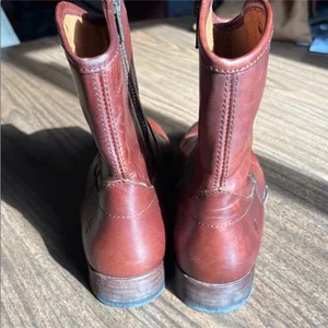 FRYE 7.5 Melissa Button Short Leather Boots thumbnail 4