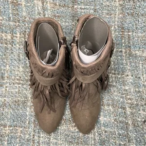 Qupid Women Almond Toe Belted Fringe Ankle Bootie in Taupe thumbnail 5