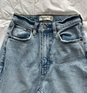 Abercrombie Ankle Straight High-rise Jeans thumbnail 2