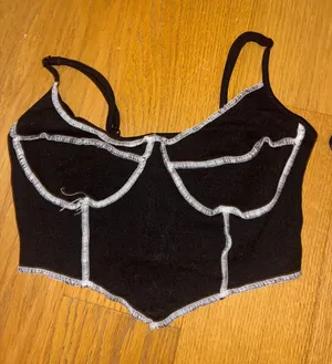 Suzette Collection Black Contrast-Stitch Cropped Tank Top Size M/L thumbnail 1