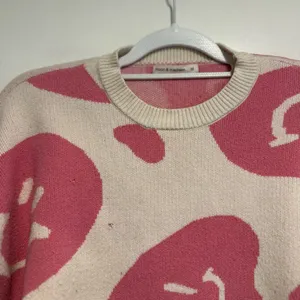 Moon & Madison Sz:M Cropped Pink Smiley Face Crew Neck Oversized Sweater. thumbnail 8