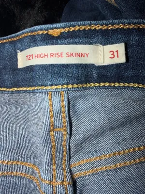 Levi’s 721 High Rise Skinny Ripped Dark Wash Jeans Size 31. thumbnail 5