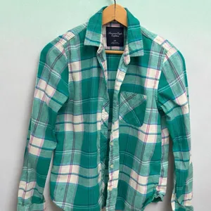 American Eagle Outfitters Green and Purple Plaid Button Down‎ Shirt Size Small thumbnail 1