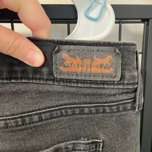 EUC | Levi’s women’s 505 straight leg jeans — size 14‎ thumbnail 7