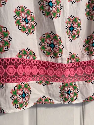 Crown & Ivy Pink Green Floral Print Pink Crochet Eyelet Trim Sleeveless Blouse M thumbnail 3