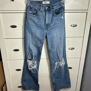 Abercrombie & Fitch The 90s Relaxed Jean Ultra High Rise Jeans thumbnail 2