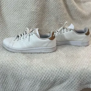 Adidas low top white and gold shoes size 11 thumbnail 4