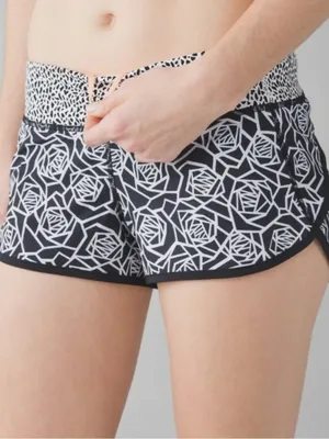 Lululemon Size 2 Run Speed Shorts Posey Black White Mosaic 4-Way Stretch Size 6 thumbnail 1