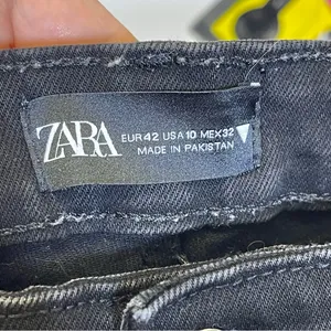 Zara, Black Raw Hem Cropped Jeans. Size 10. In excellent condition! thumbnail 4