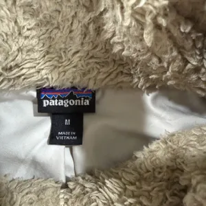 Patagonia Women's Cozy Cream Teddy Jacket thumbnail 6
