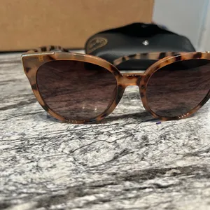 Oscar de la Renta Stylish Tortoise Shell Sunglasses thumbnail 8