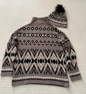 Cozy Geometric Turtleneck Sweater & Pom Beanie - Grey/Black XS thumbnail 2