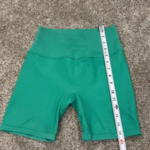 Mindful Movement Green Ribbed High-Waisted Seamless Biker Shorts thumbnail 5