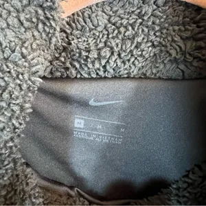 ✨‎ Nike Women’s Black Sherpa Fleece Mock Neck Sweatshirt Medium thumbnail 3
