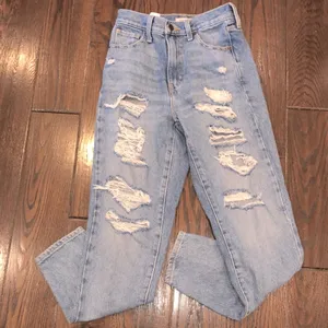 Levi’s high waisted MOM jeans distressed size 24 thumbnail 2