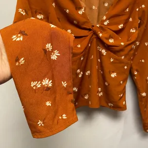 Abercrombie Fitch Rust Floral Twist Front Smocked Waist Babydoll Blouse Top Sz S thumbnail 6