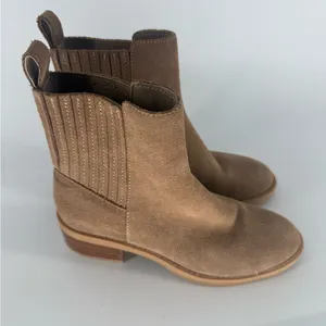 Dolce Vita Farlin Chelsea Bootie Ankle Boot Beige Brown Tan Suede Size 6 M EUC thumbnail 1