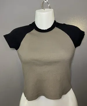 Brandy Melville Shirt Womens One Size Black Colorblock Raglan Cropped Tee Top thumbnail 1