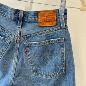 Levis Premium 501 Original Denim Shorts Medium Wash Distressed Raw Hem W24 1758 thumbnail 6