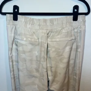 Athleta Brooklyn Jogger Pants Abalone Beige Camo Athletic Pockets Stretch Fall 8 thumbnail 14