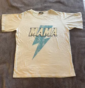 "Mama" Graphic T-Shirt Lightning Bolt Rocker Grunge Mom Cool Edgy Streetwear thumbnail 1