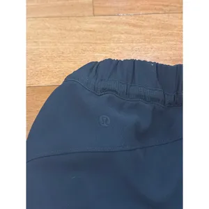 NWT Lululemon Relaxed HR Cargo Short Womens Black Travel Woven High Rise 4.5" 4 thumbnail 4