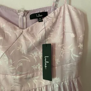 NWT Lulus Lavender Purple Satin Pleated Floral Midi Dress Women's size Medium thumbnail 4