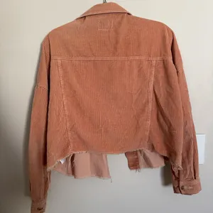 American Eagle Pink Coral Cropped Corduroy Jacket Women’s Size M Fray Shirt thumbnail 6