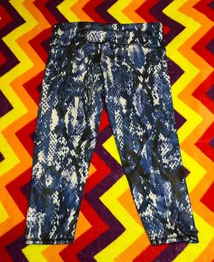 alo yoga snakeskin capri thumbnail 4