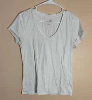 Universal Threads White V-Neck Short Sleeve Tee thumbnail 1