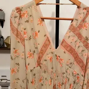 ASTR The Label Sand V Neck Chiffon Floral Maxi Dress NWT thumbnail 3