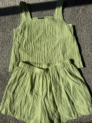 Green Summer Matching Set Size Top is M and bottoms are L! thumbnail 1