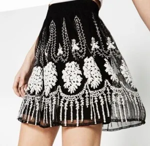 ZARA WOMAN NWOT Embroidered Tulle Skirt black with cream stitching Sz S Pull on thumbnail 3