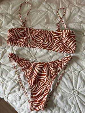 Kendall & Kylie Bikini thumbnail 1