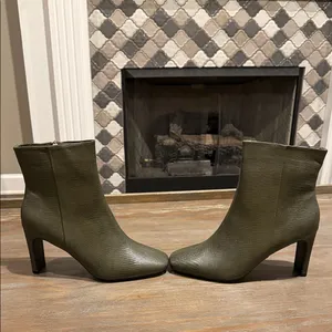 Journee‎ Collection Sarah Block Heel Bootie Olive Green Lizard Texture Zip 12 thumbnail 2