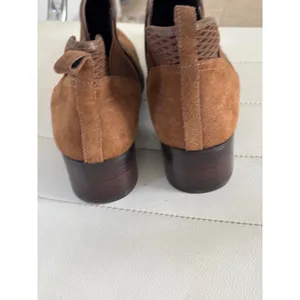 Donald Pliner Womens Tan Perforated Suede Pointed Toe Block Heel Ankle Boots 8.5 thumbnail 3